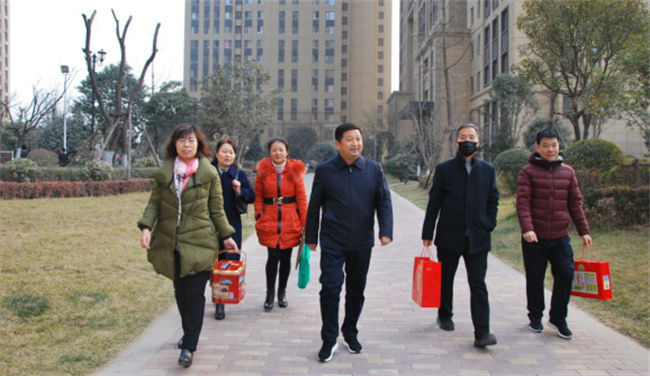 公司黨政工領(lǐng) 導(dǎo)親切看望慰問老干部、老同志和困難勞模、困難員工