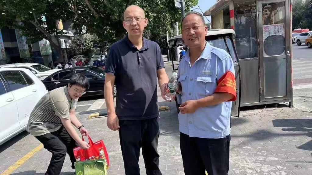 夏日送清涼 關(guān)愛(ài)暖人心